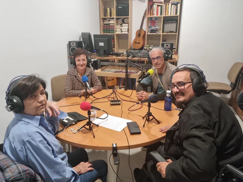 Colaboradores de Radio Diversiones durante una grabación